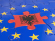 Die albanische Flagge ist in einem Puzzle umgeben von europäischen Sternen zu sehen. 