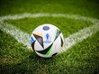 Fußball für Europameisterschaft 2024 liegt auf einem grünen Rasen mit einer weißen Linie