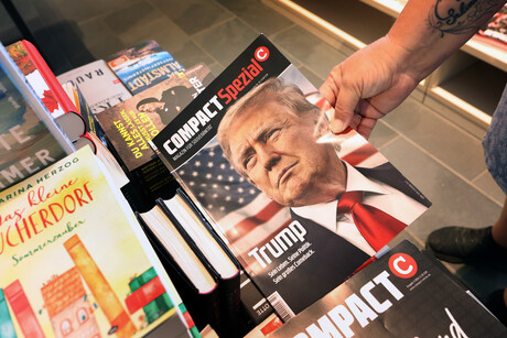 Eine Hand hält eine Ausgabe des Compact-Magazins mit Donald Trump auf dem Cover.