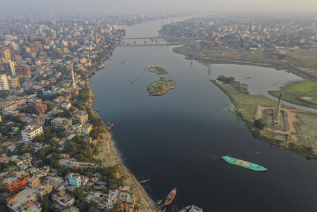 Dhaka von oben; an breiten Flüssen sind zahlreich Häuser zu sehen