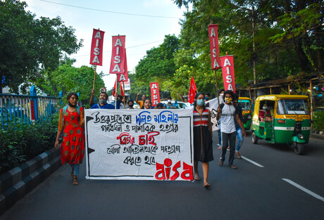 Demonstrierende halten Schilder und Fahnen hoch und ziehen durch die Straßen von Uttar Pradesh, um gegen die mutmaßliche Massenvergewaltigung und den Mord an einer jungen Frau zu protestieren