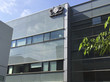 An einem Bürogebäude mit grauer Fassade hängt der Schriftzug "NSO Group" 