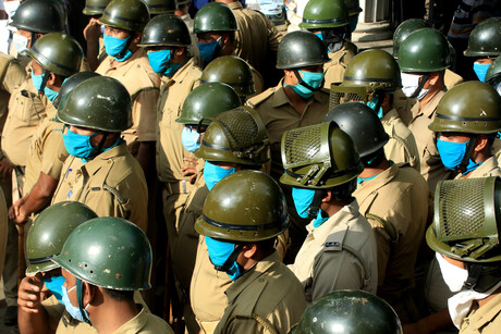 Polizeikräfte mit Corona-Schutzmasken