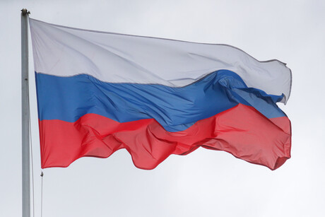 Eine russische Fahne am Fahnenmast weht im Wind, die Fahne flattert und sieht nicht ordentlich aus.