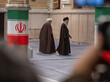 Irans Religionsführer Ajatollah Chamenei läuft neben seinem Bürochef Mohammed Mohammadi Golpajegani.