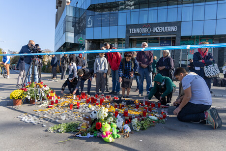 Menschen zünden Kerzen an, um den Opfern zu gedenken, die beim Einsturz des Daches eines Bahnhofs in Novi Sad, Serbien, ums Leben kamen. Aggressivere Proteste in den Tagen danach machten die Regierung für das Unglück verantwortlich. © picture alliance / PIXSELL | Borna Jaksic